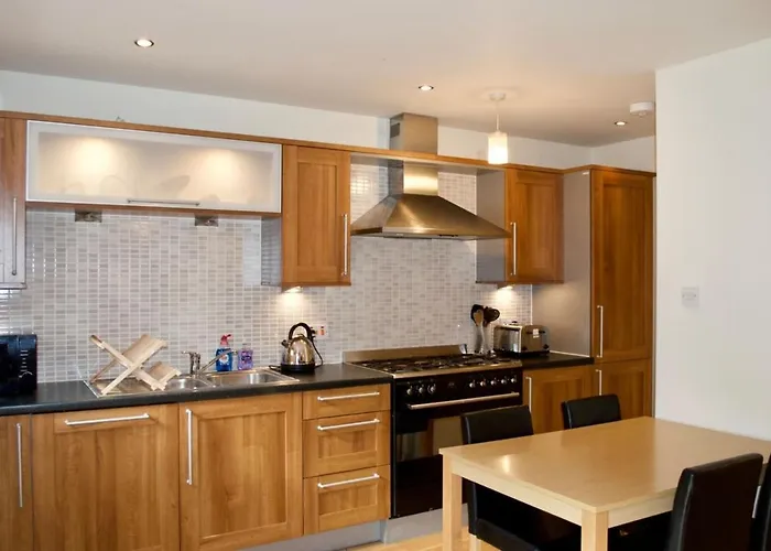 Modern 2 Bedroom Centre Flat *