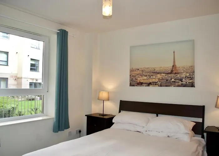 Modern 2 Bedroom Centre Flat דירה *