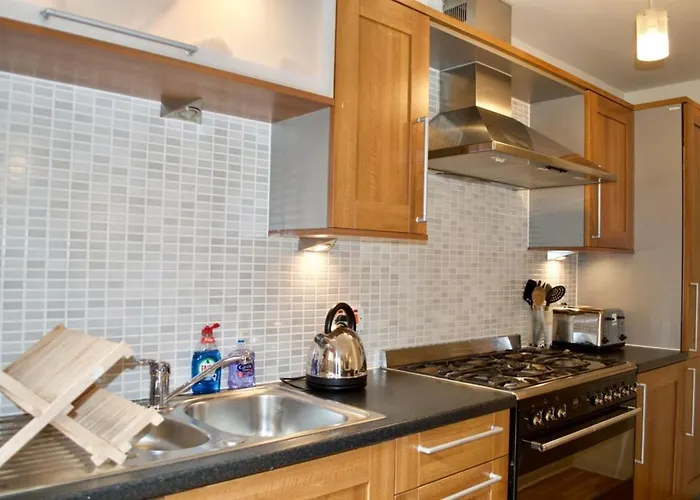 Modern 2 Bedroom Centre Flat