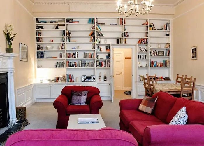 Traditional Georgian Flat In New Town Lägenhet