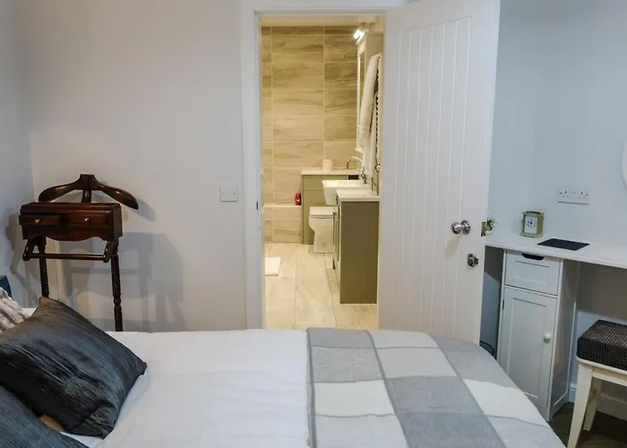 Quiet Ground Floor Mews Flat And Parking Edinburgh