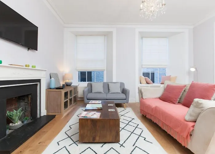 Beautifully Modernised New Town Daire *