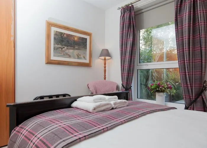 Holyrood - Luxury With Parking