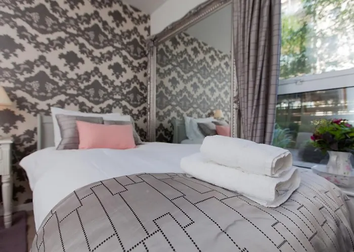 Holyrood - Luxury With Parking דירה