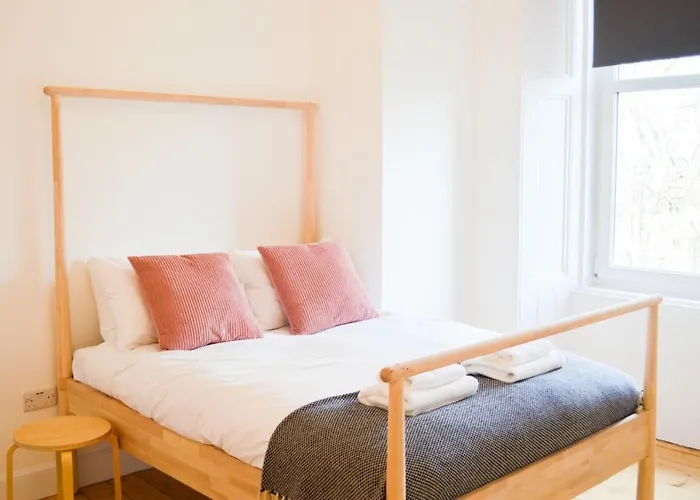 Modern 1 Bedroom Flat In The Heart Of *