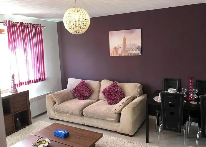 Chic 2 Bed With Free Parking- Recently Redecorated, 10 Minutes To Centre * Edynburg