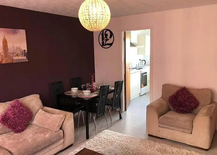 Chic 2 Bed With Free Parking- Recently Redecorated, 10 Minutes To Centre Apartment