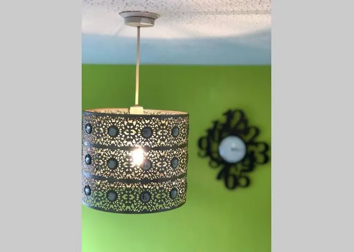 Chic 2 Bed With Free Parking- Recently Redecorated, 10 Minutes To Centre