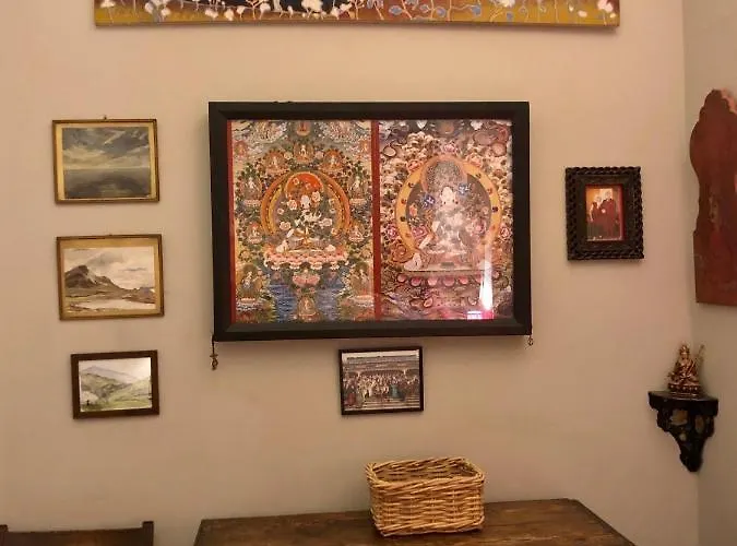 With Parking, Original Art And Antiques 에든버러