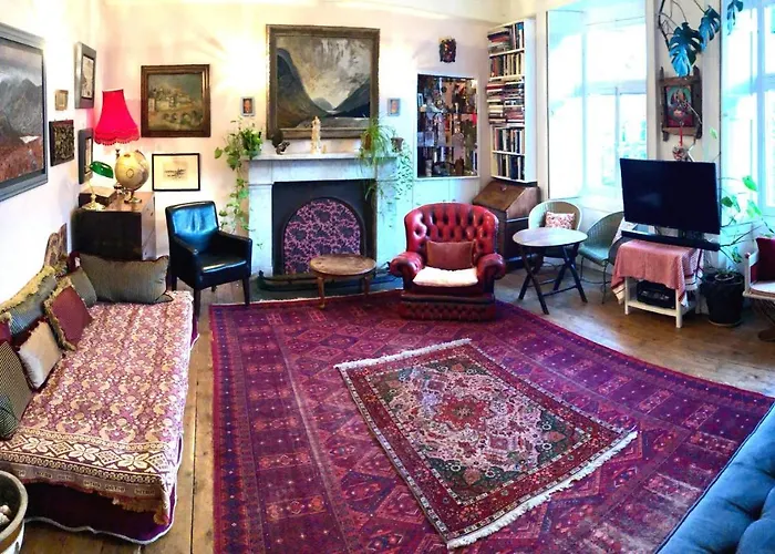 With Parking, Original Art And Antiques شقة *