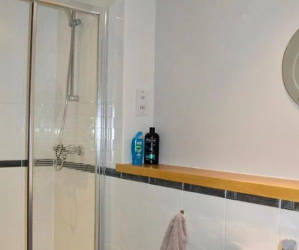 Modern 2 Bedroom Centre Flat شقة *