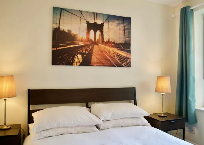 Modern 2 Bedroom Centre Flat דירה