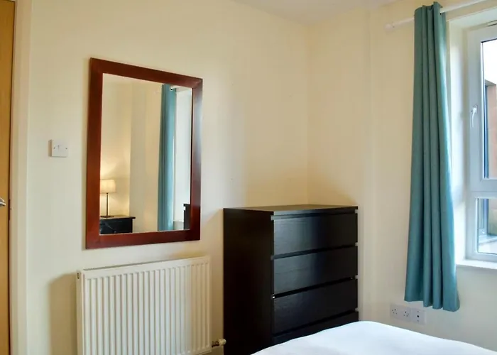 Modern 2 Bedroom Centre Flat شقة *