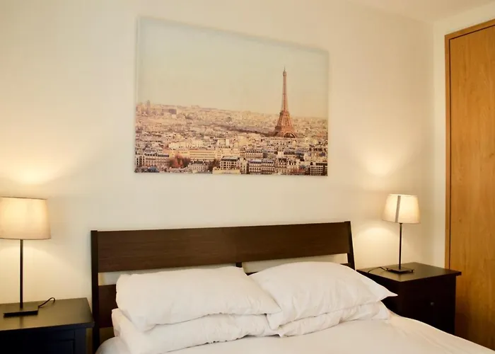 Modern 2 Bedroom Centre Flat شقة