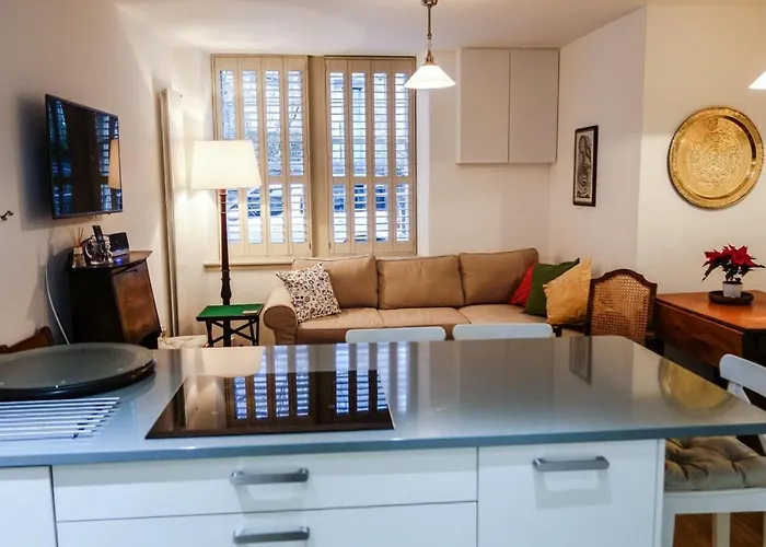 Quiet Ground Floor Mews Flat And Parking Appartement