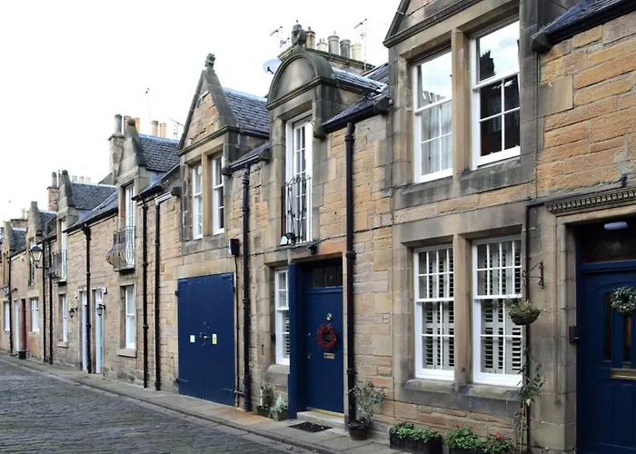 Quiet Ground Floor Mews Flat And Parking Appartement