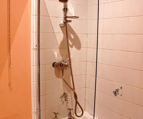 Traditional Georgian Flat In New Town Lägenhet