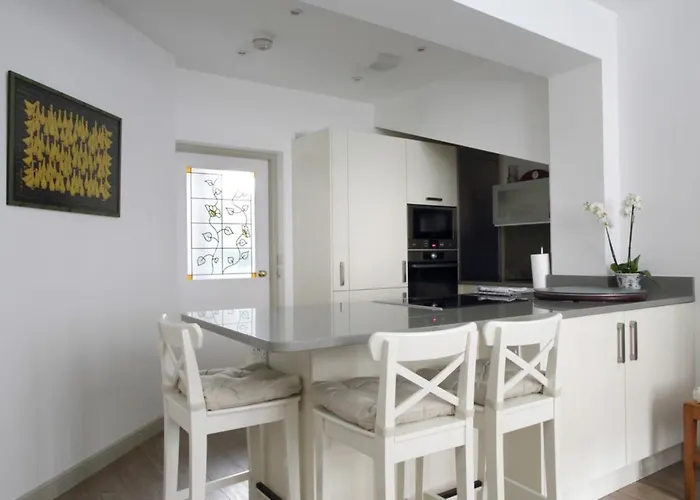 Quiet Ground Floor Mews Flat And Parking Edinburgh