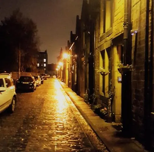 Quiet Ground Floor Mews Flat And Parking * Edinburgh