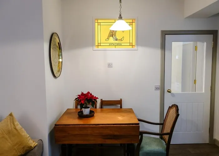 Quiet Ground Floor Mews Flat And Parking Appartement