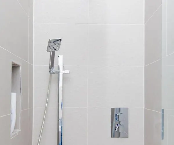 Beautifully Modernised New Town