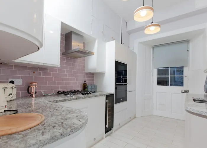 Beautifully Modernised New Town Daire