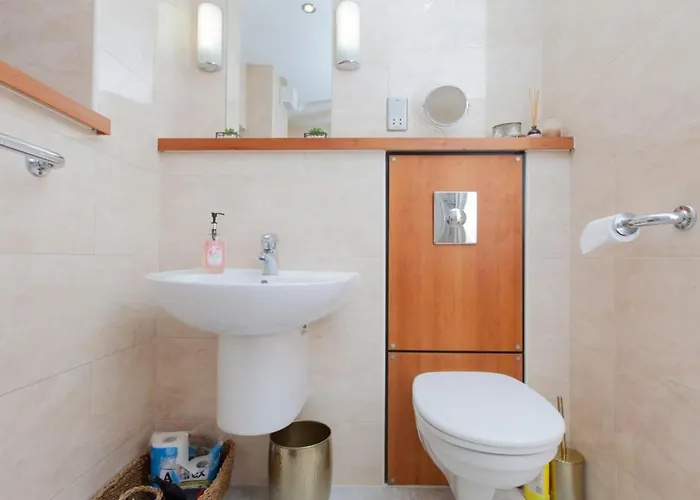 Holyrood - Luxury With Parking דירה אדינבורו