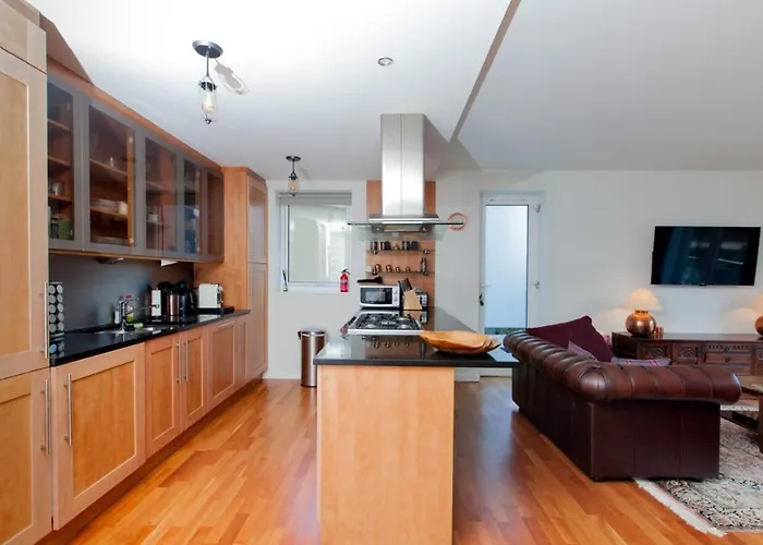 Holyrood - Luxury With Parking אדינבורו