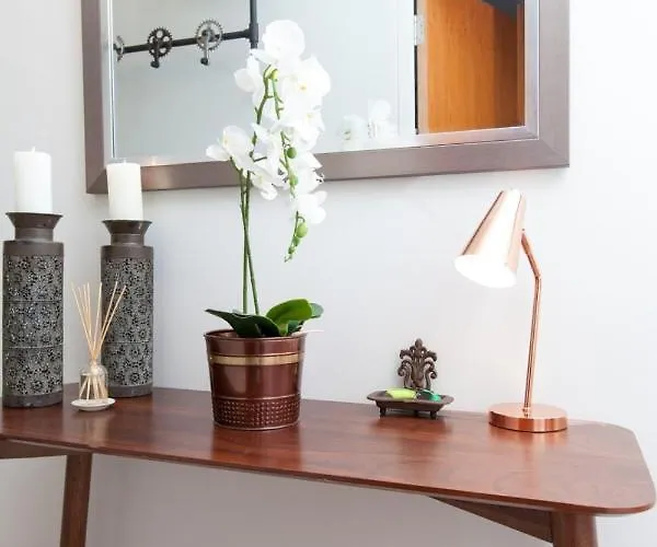 Holyrood - Luxury With Parking דירה