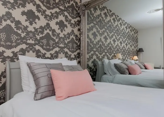 Holyrood - Luxury With Parking