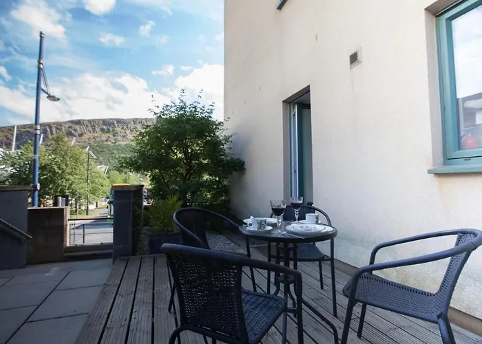 Holyrood - Luxury With Parking אדינבורו