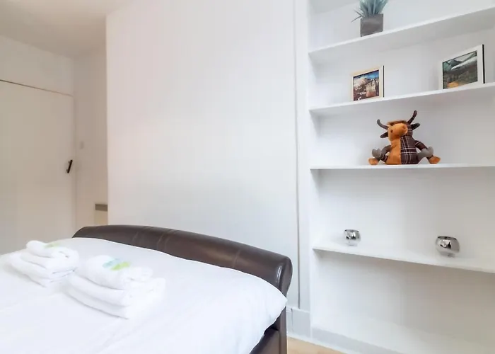 Bright And Cosy Flat At The Heart Of The Old Town - Pass The Keys