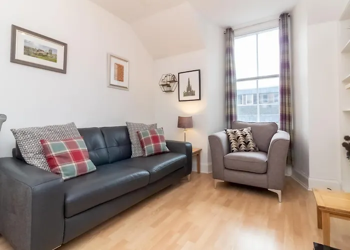 Bright And Cosy Flat At The Heart Of The Old Town - Pass The Keys