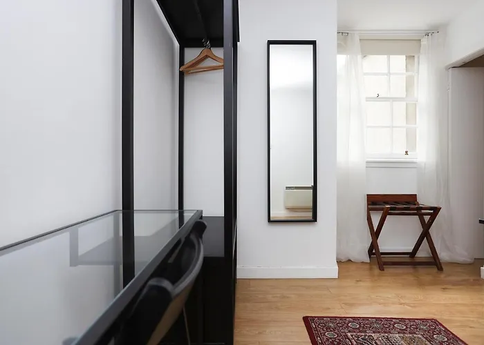 Joivy 1 Bed Flat, Heart Of Grassmarket *