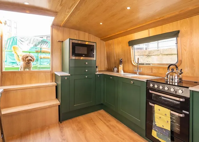 - Houseboats Botel 4*