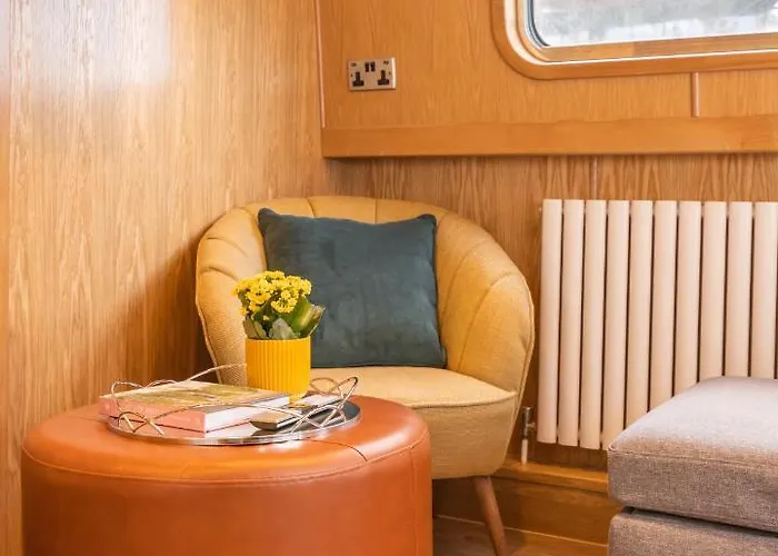 - Houseboats Ботель