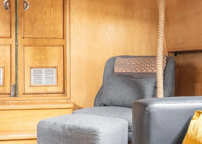 - Houseboats 4*
