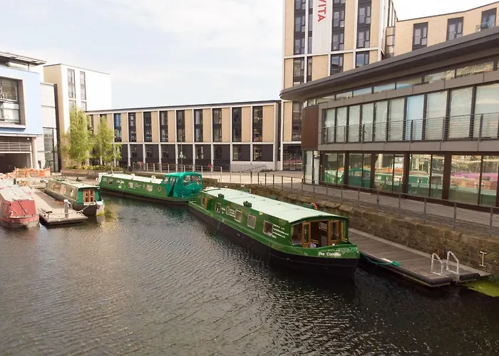 - Houseboats