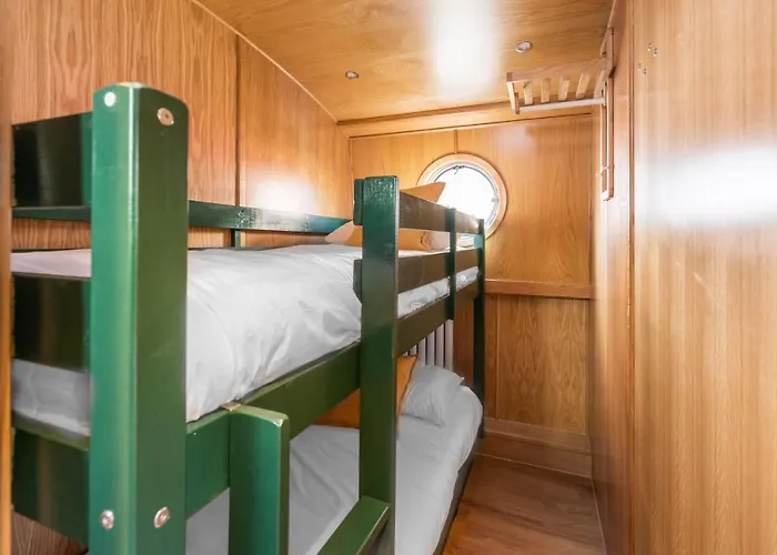- Houseboats Ботель