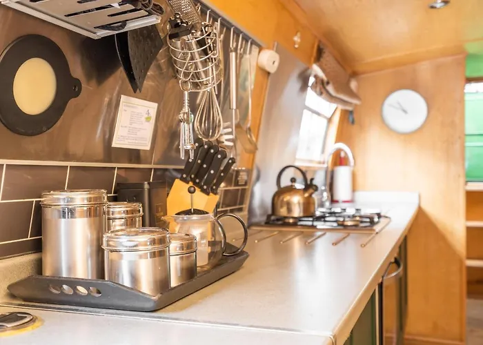 - Houseboats
