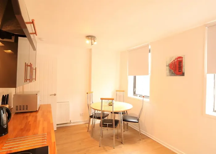 3 Bedroom Centre In Lauriston Place *