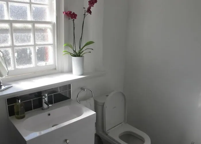 2 Chessels Court, Flat 3