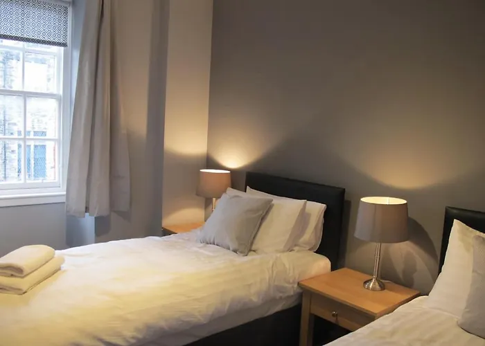 דירה 2 Chessels Court, Flat 3 *