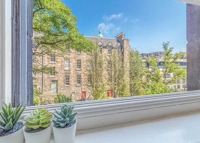 Pass The Keys Spacious And Homely Flat On The Royal Mile Apartment Edinburgh