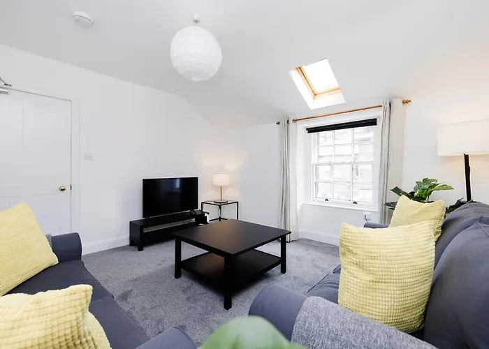 Joivy Beautiful Mews Near Princes Street *