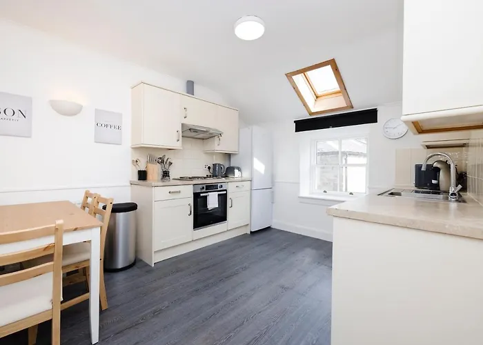 Joivy Beautiful Mews Near Princes Street אדינבורו