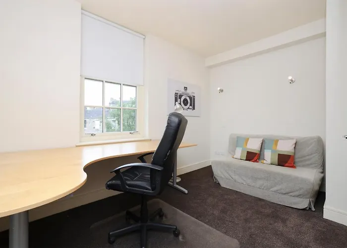 Joivy Spacious 2 Bed,2 Bath Flat, Free Parking And Rooftop Terrace Апартаменты *