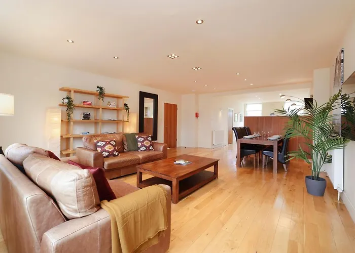 Joivy Spacious 2 Bed,2 Bath Flat, Free Parking And Rooftop Terrace *