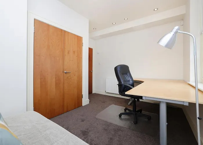 Joivy Spacious 2 Bed,2 Bath Flat, Free Parking And Rooftop Terrace * Edinburgh