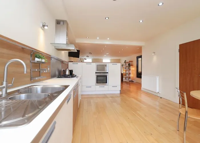 Joivy Spacious 2 Bed,2 Bath Flat, Free Parking And Rooftop Terrace * Edinburgh